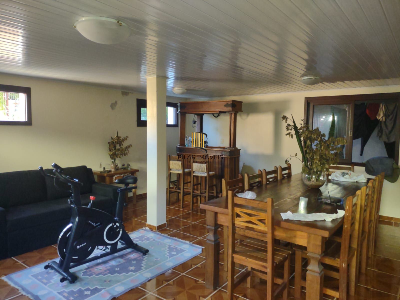 Casa com 4 quartos, suíte, piscina, lareira, churrasqueira em um terreno de 616m².