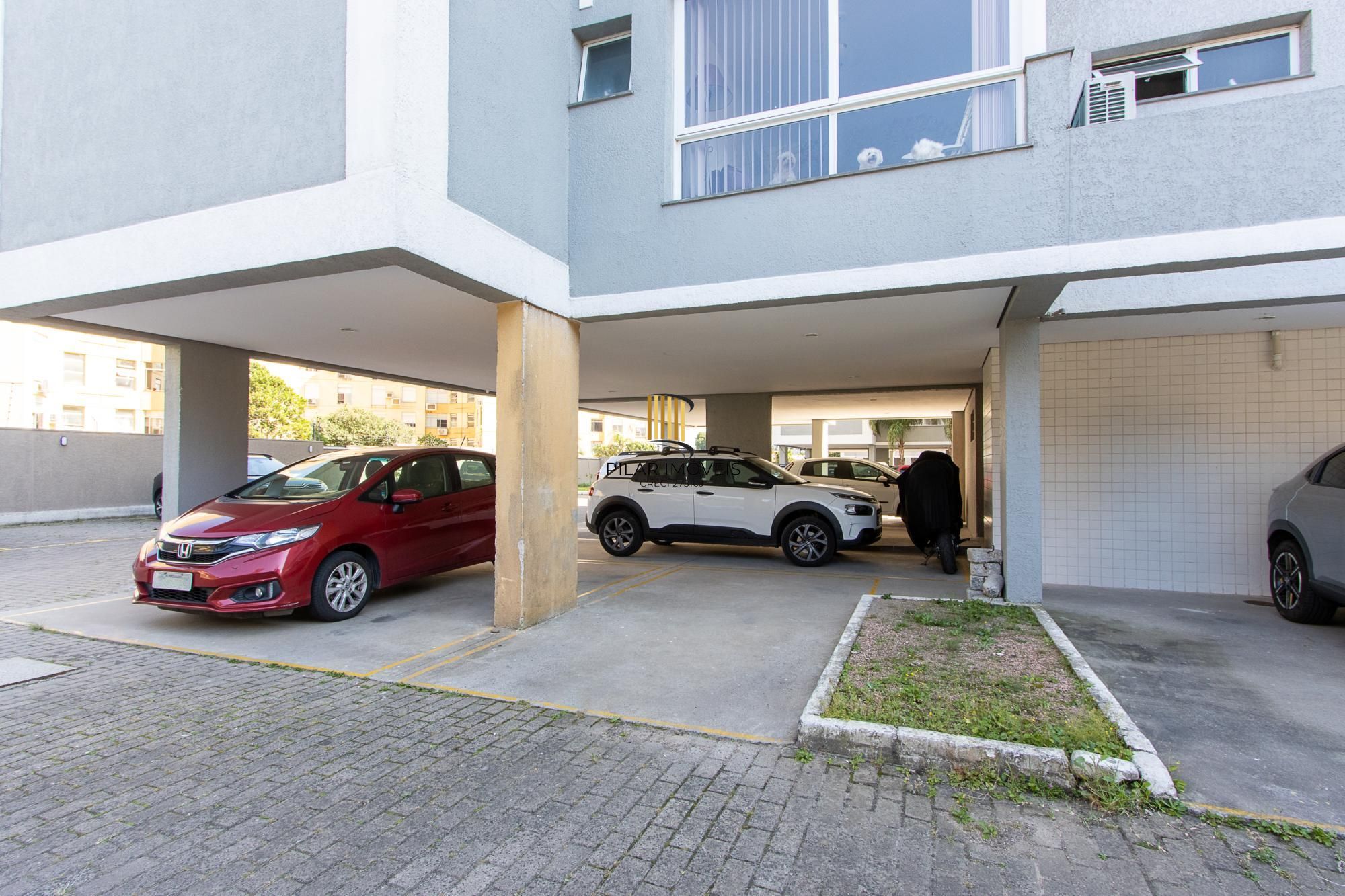 Cobertura de 3 dormitórios, 1 suíte e duas vagas de garagem no bairro Cristal.
