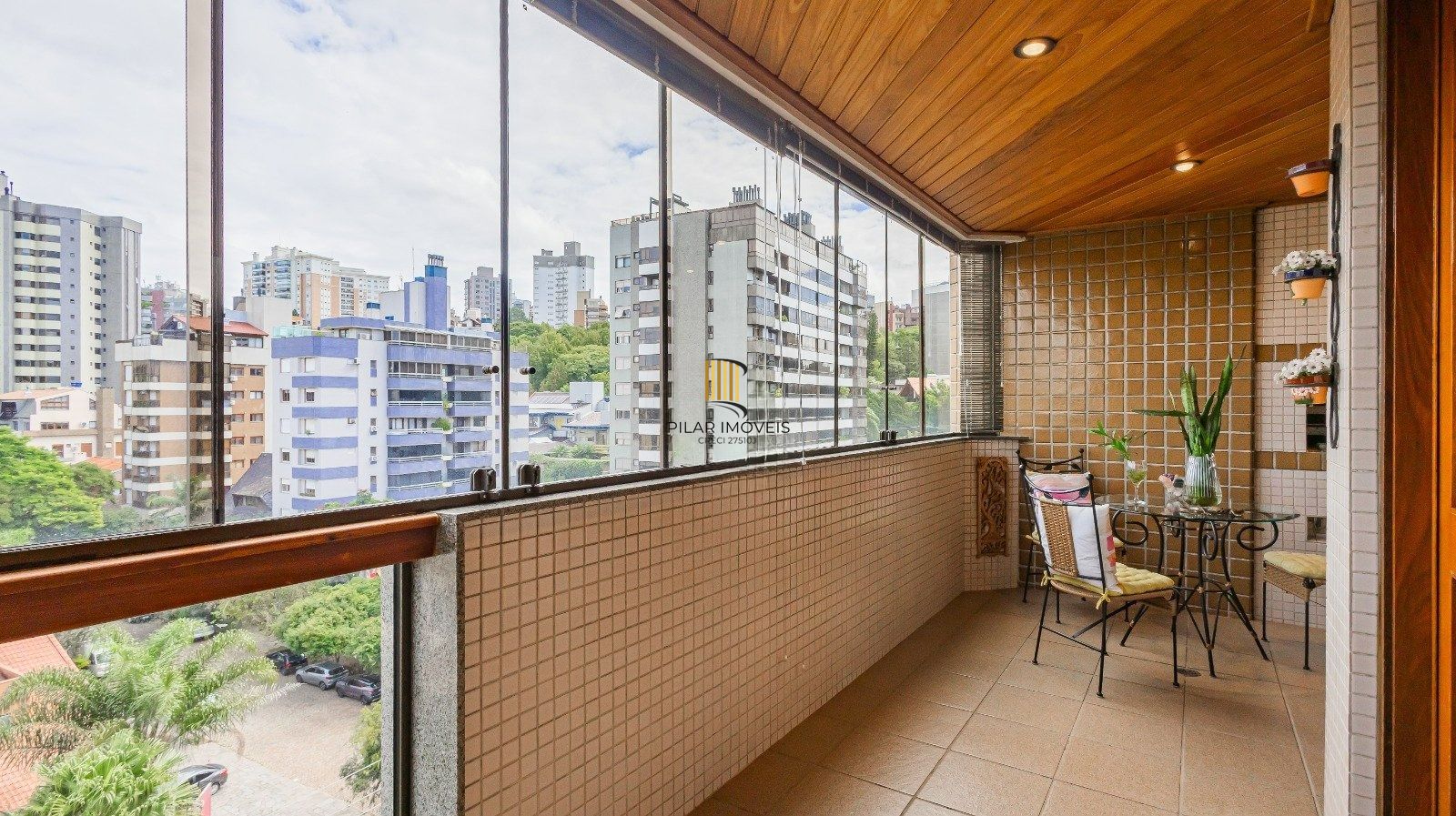 Apartamento com três quartos e três vagas, no bairro Bela Vista
