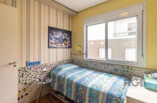 Casa impecável e mobiliada, com 3 niveis, possui 3 dormitórios sendo 1 suíte, 4 banheiros
