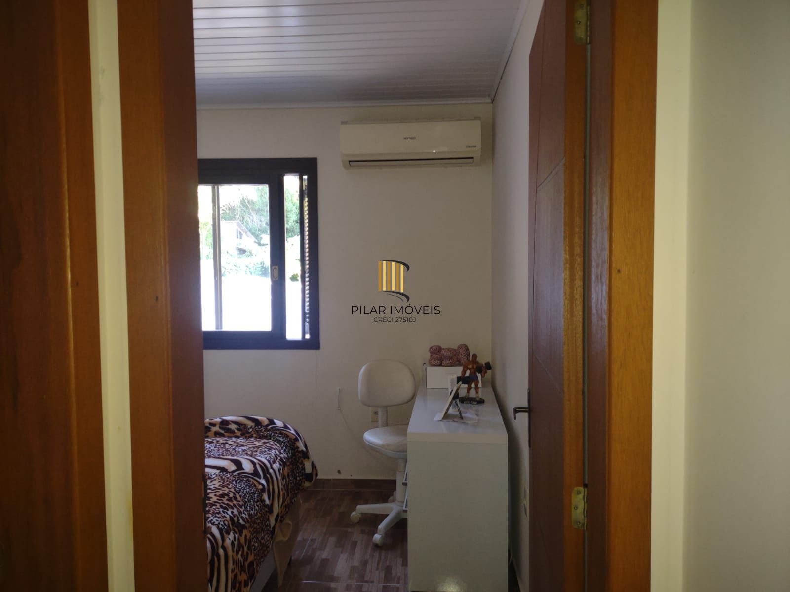 Casa com 4 quartos, suíte, piscina, lareira, churrasqueira em um terreno de 616m².