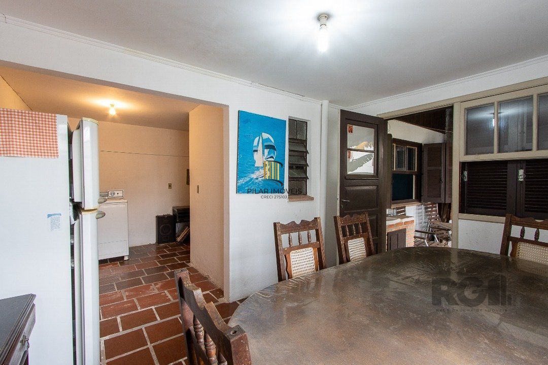 Casa térrea, 2 quartos, 2 vagas, edicula com 1 quarto e um banheiro - Bairro Tristeza