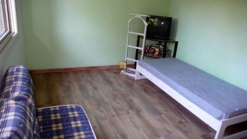 Casa Ampla com 2 pavimentos , grande pátio