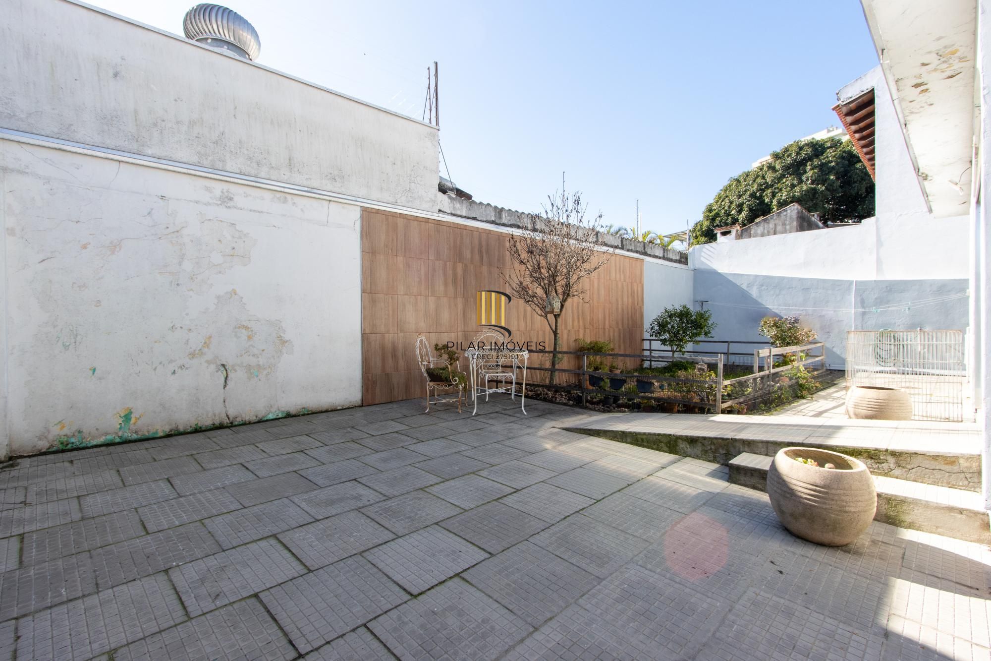 Casa 3 Dormitórios no Bairro Tristeza com 2 Vagas de Garagem