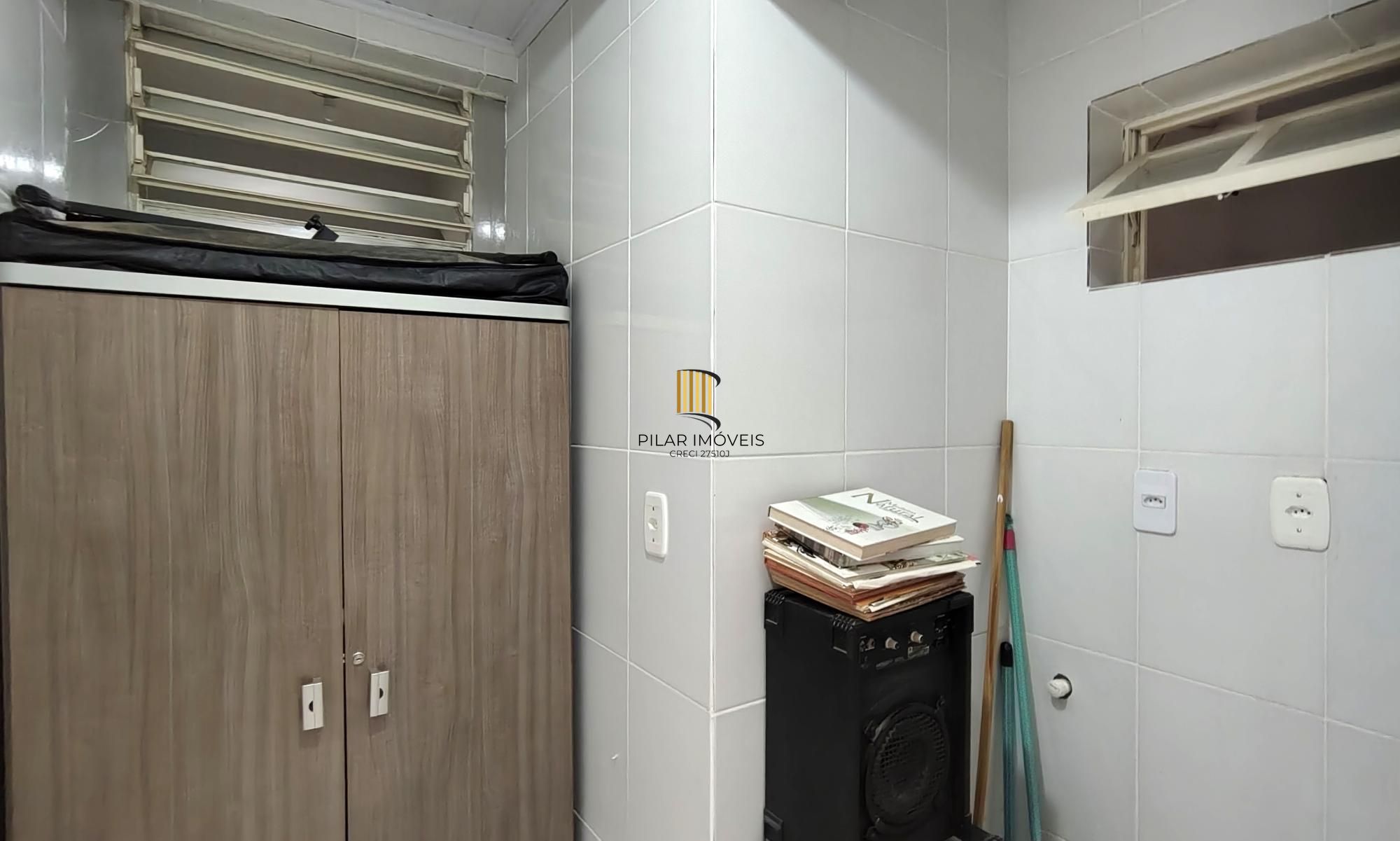 Casa de condomínio, 3 dormitórios, 1 suíte, 1 vaga coberta, no bairro Cristal.