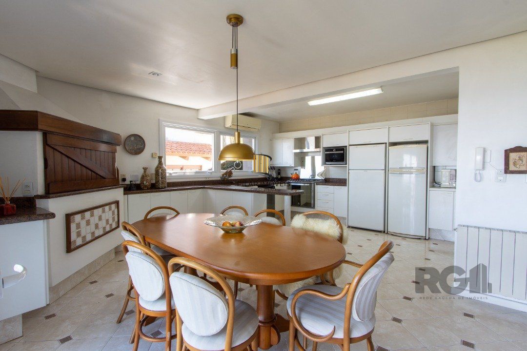 Casa deslumbrante vista do Guaiba, 3 dormitórios, sendo 1 suite master com closet e banheira de hidro com vista para o rio