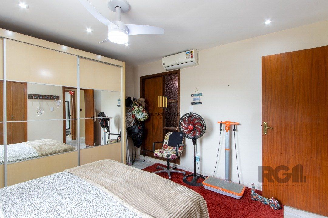 Sobrado, 3 quartos, 2 banheiros, pátio, 2 vagas, piscina - Bairro Vila Nova