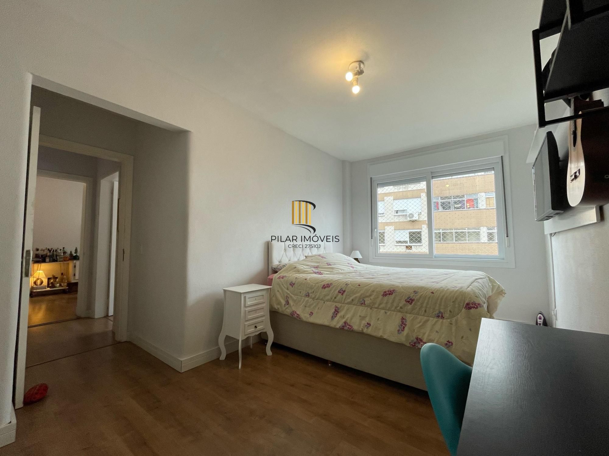 Apartamento com linda vista definida para o Rio Guaíba ? amplo, arejado e com sol da tarde!