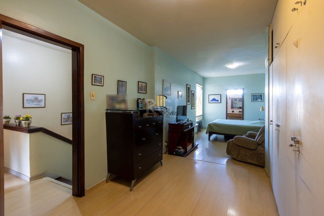 Sobrado com 345m² privativos, 3 suites, 2 vagas, churrasqueira. pátio com piscina - Bairro Cristal