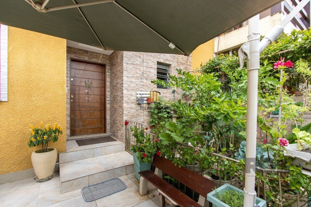 Sobrado, 3 quartos, 2 banheiros, pátio, 2 vagas, piscina - Bairro Vila Nova