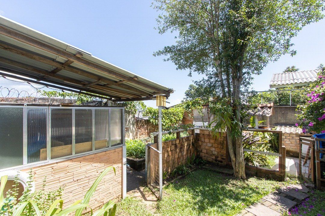Casa com 4 quartos, suíte, churrasqueira, lareira, garagem coberta e lindo jardim.