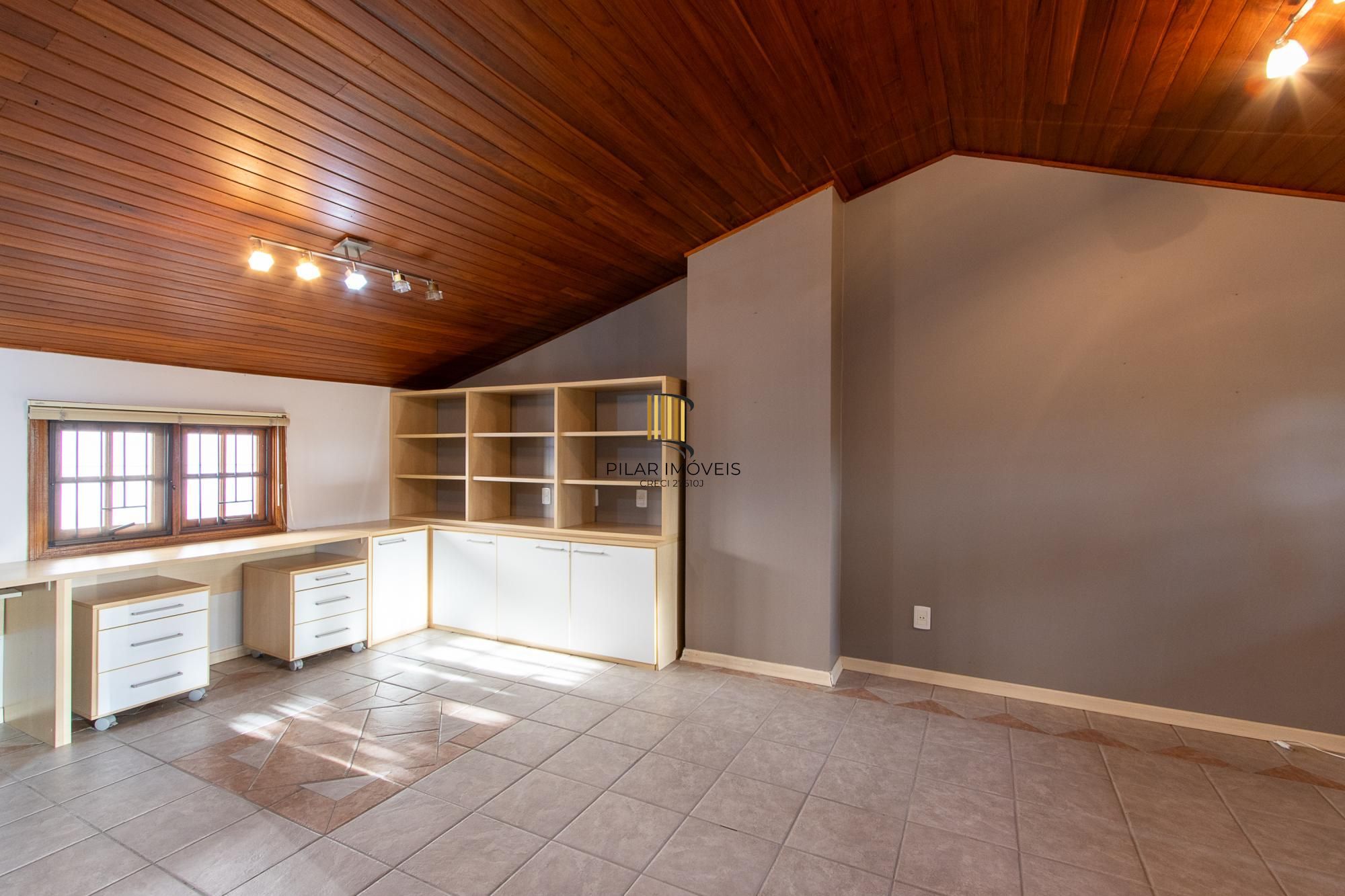 Excelente casa de 3 dormitórios, 1 suíte, pátio, piscina e vaga para 2 carros cobertas.