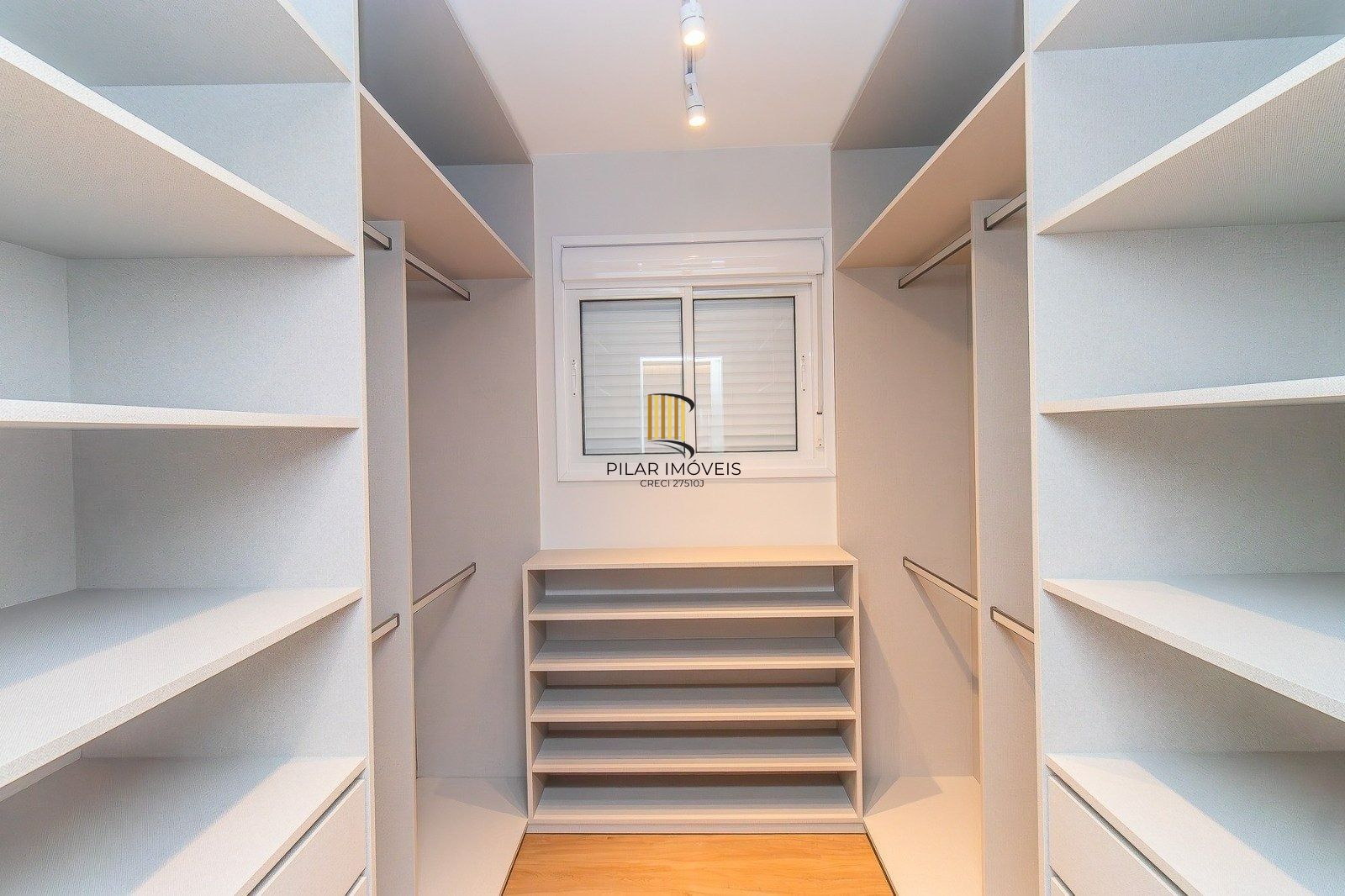 Apartamento mobiliado e reformado no Passo da Areia