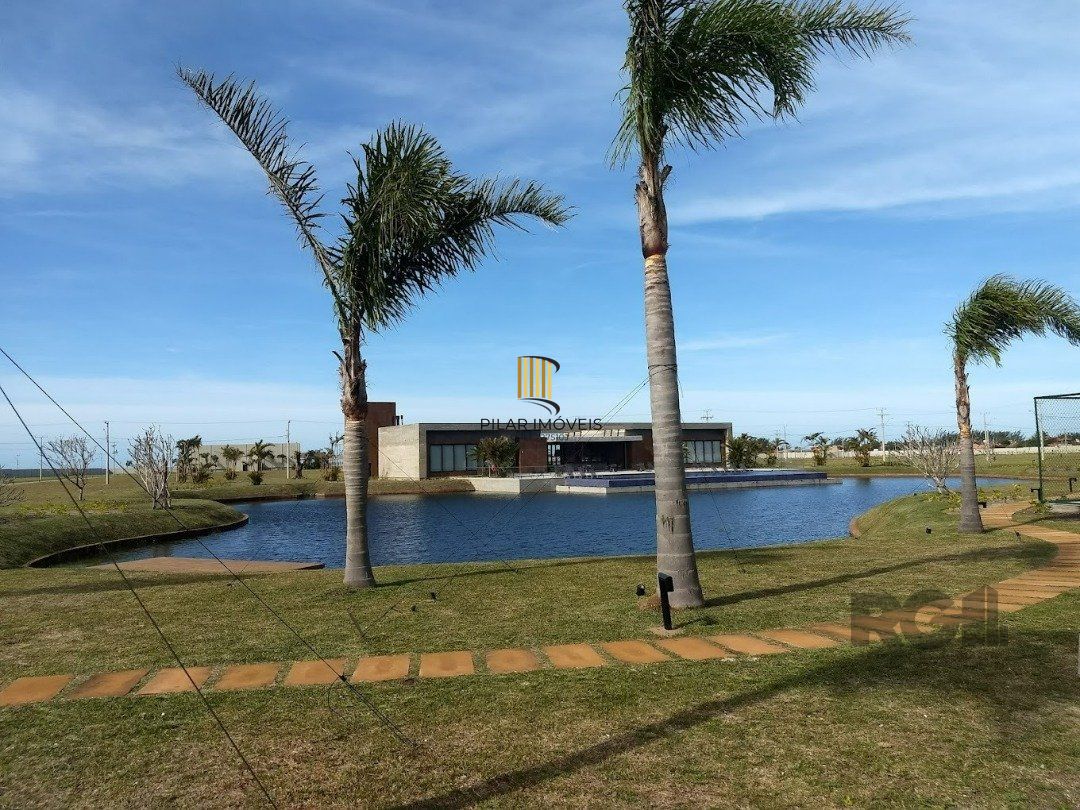 Lote ESPECIAL A VENDA com 300m² (12x25) frente leste junto a infraestrutura principal do condomínio. Pronto para construir com apenas 30% de entrada e saldo em até 24x com correção somente pelo INCC.