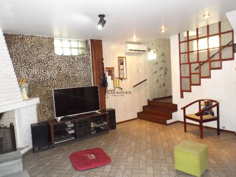 Casa para Venda - 250m², 3 dormitórios, sendo 3 suites, 7 vagas - Medianeira