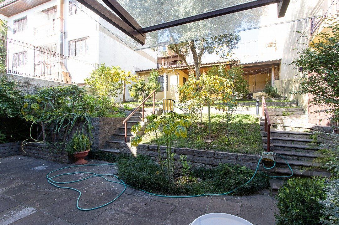 Casa tipo sobrado, com 3 dormitórios em Canoas