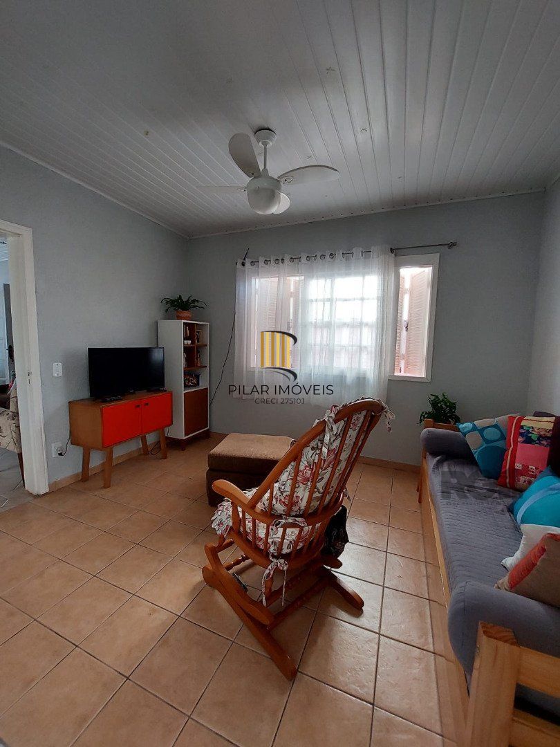 Casa de alvenaria, possuí 1 dormitório, 1 suíte, cozinha, 2 salas, 2 banheiros.