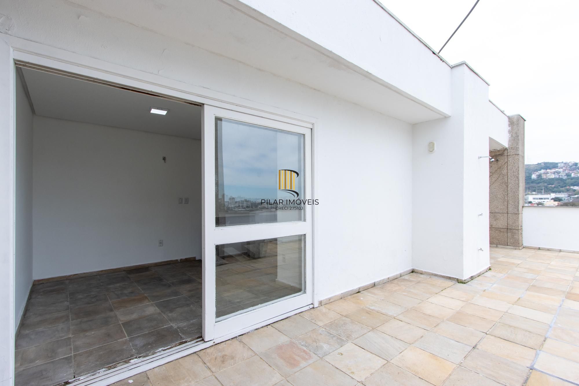 Cobertura com 137m², no Bairro Cristal, de 2 dormitórios, sento uma suíte, ampla sacada, churrasqueira, vista panorâmica, vaga coberta.