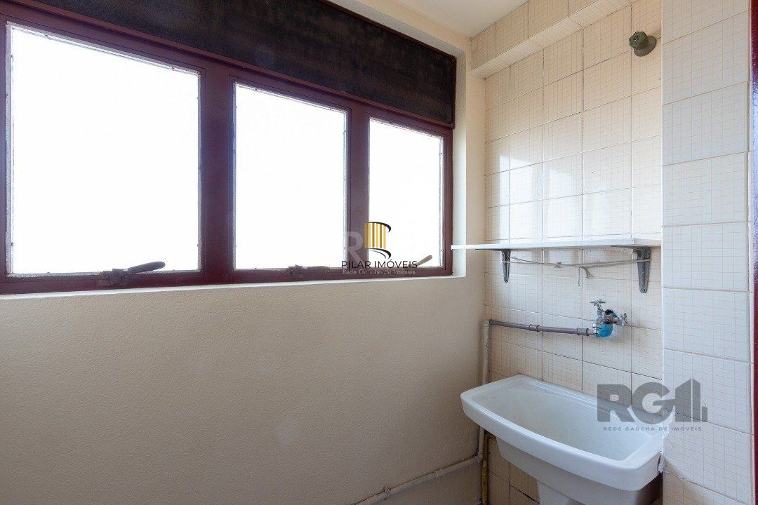Apartamento de 64,04m², com  2 quartos, com vaga de garagem coberta e escriturada, esquina com a Av. Wenceslau Escobar.