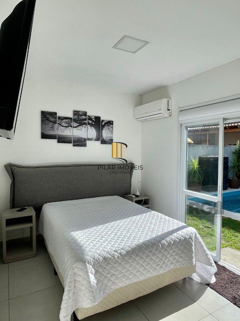 CASA COM 4 DORMITORIOS SUITE , A 3 QUADRAS DO MAR !!