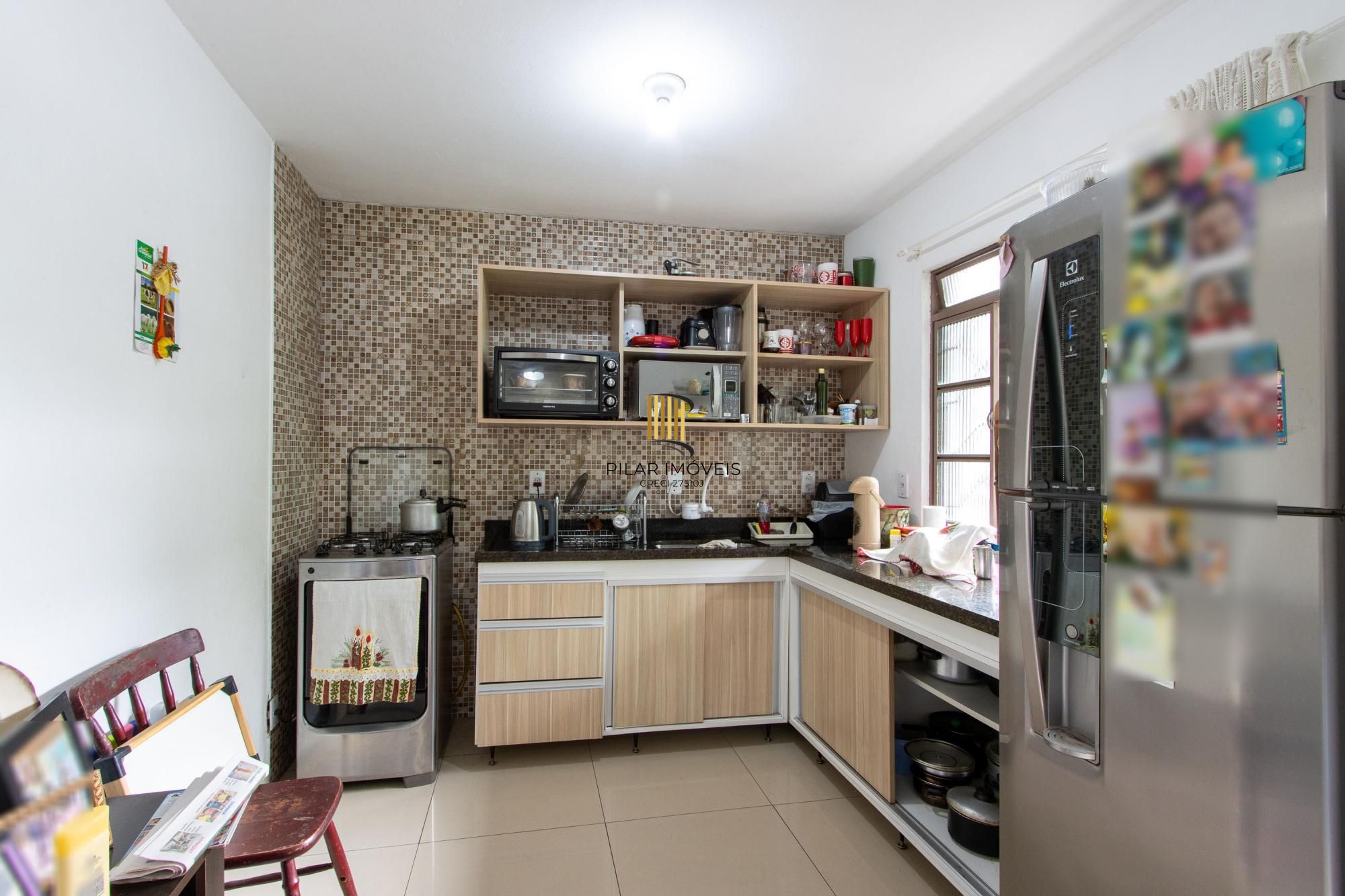 Casa ampla de 2 pavimentos com 4 dormitórios, 1 suite e 4 vagas no bairro Santa Tereza!