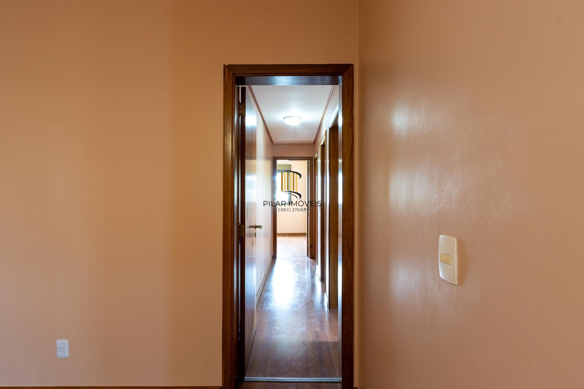 Apartamento 3 quartos, 1 suite, dependência, sacada com churrasqueira, 2 vagas - Bairro Menino Deus