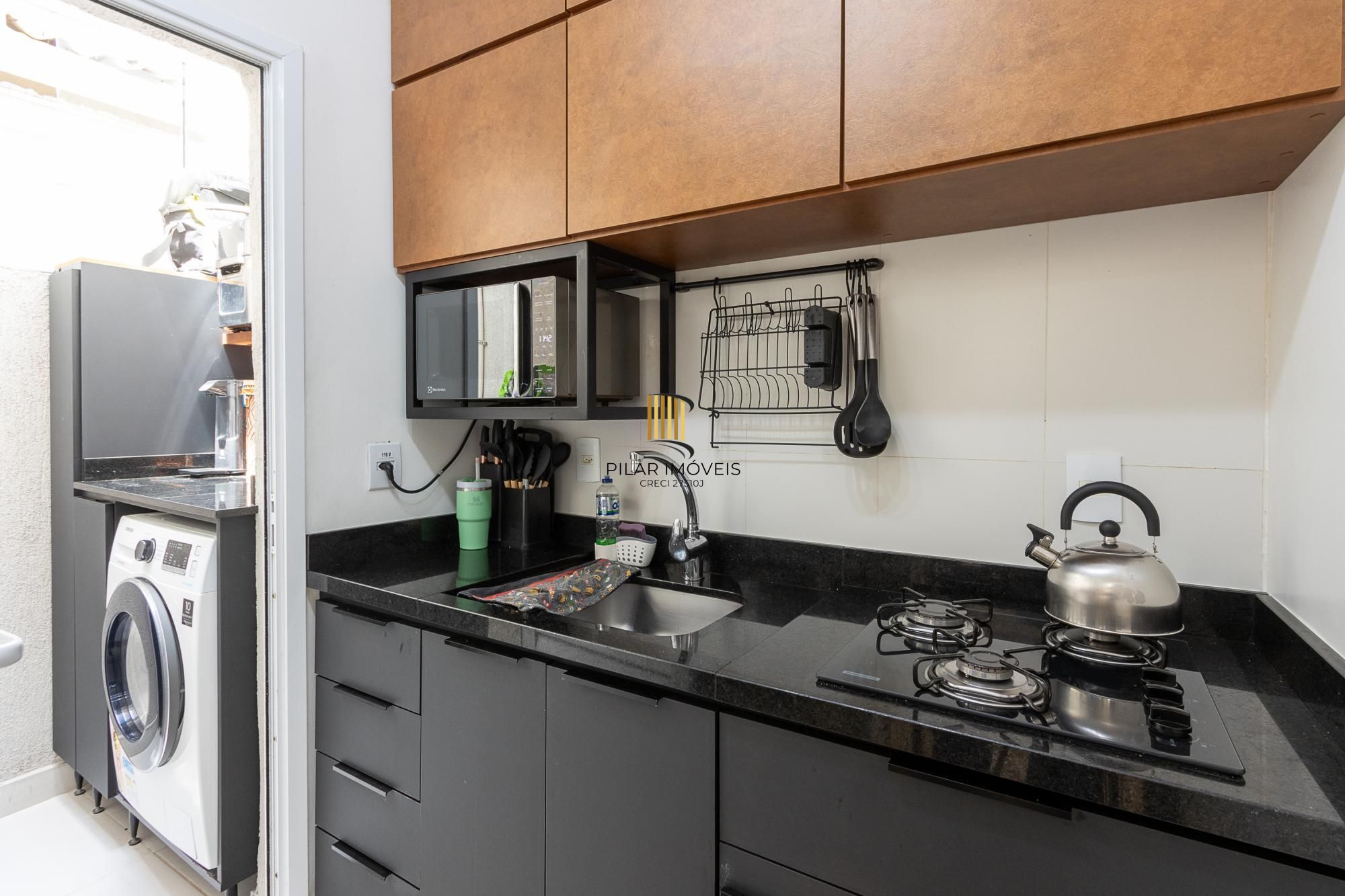 Linda  Casa em condomínio , localizada no bairro TRISTEZA, Zona Sul de PORTO ALEGRE..