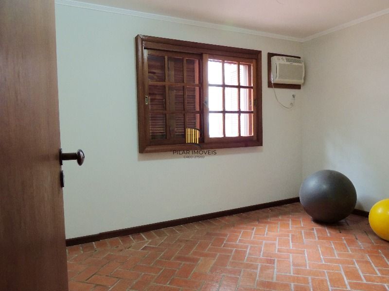 Casa para Venda com 3 dormitórios, sendo 2 suites e 3 vagas no bairro Belém Novo