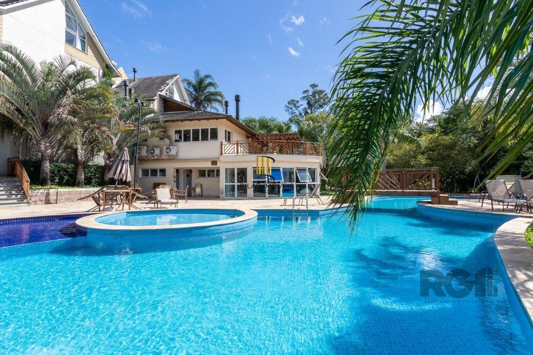 Casa em condomínio fechado,  com 3 quartos,  suíte, 3 banheiros e 2 vagas - Bairro Teresópolis