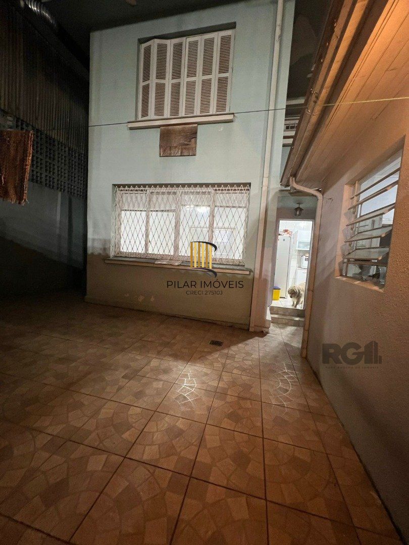 Casa em alvenaria, próxima à 24 de outubro, com a seguinte composição