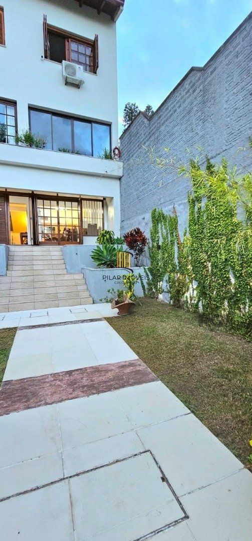 Casa para Venda - 350m², 5 dormitórios, sendo 1 suite, 6vagas - Cristal