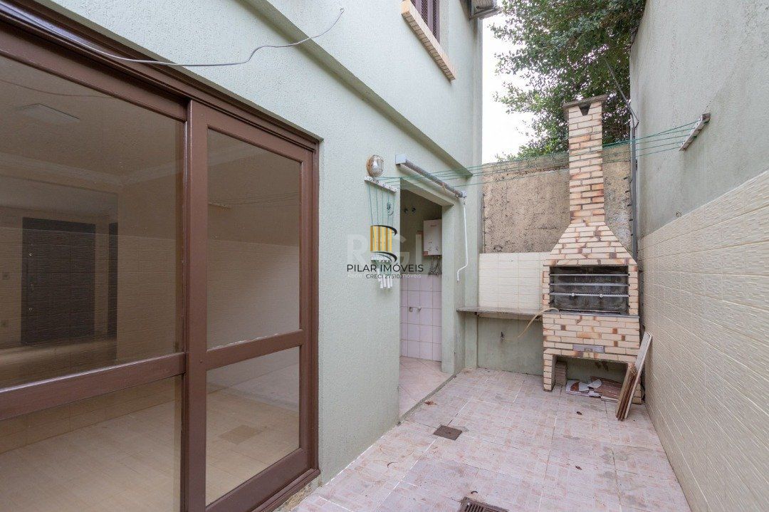 Casa de Condomínio 3 dormitórios no bairro Camaquã