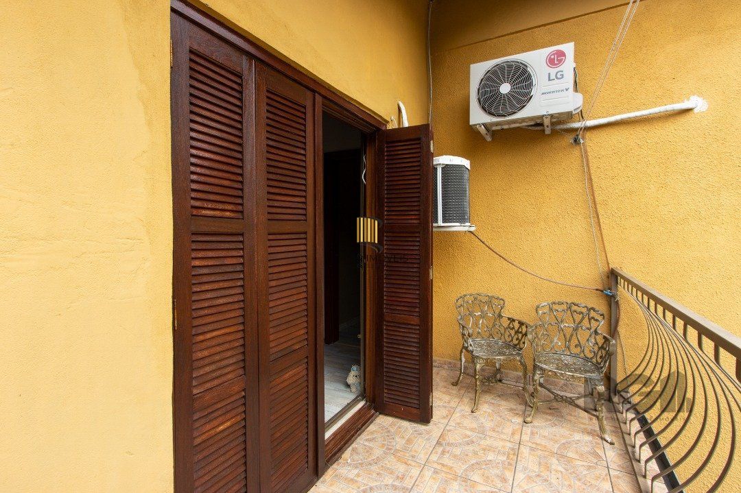 Sobrado, 3 quartos, 2 banheiros, pátio, 2 vagas, piscina - Bairro Vila Nova