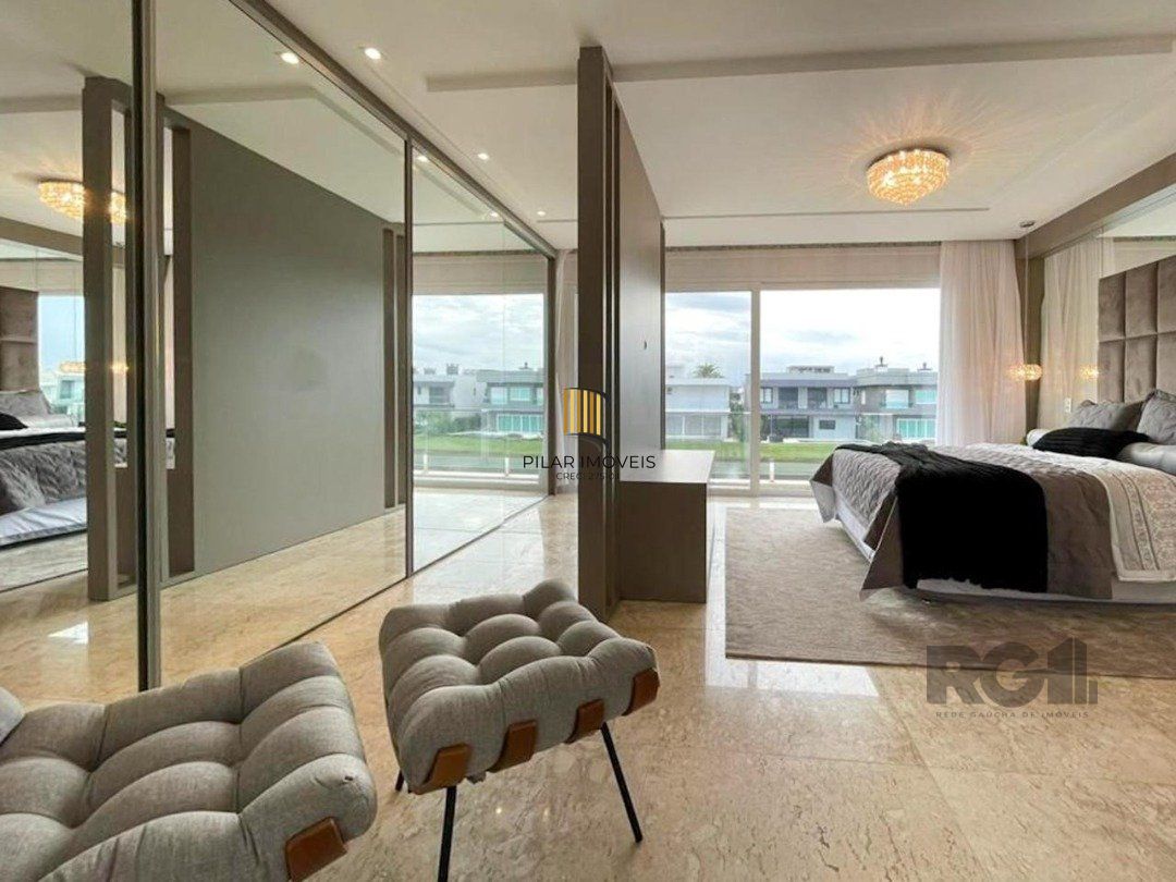 Excepcional sobrado 5 dormitórios com 5 suítes, totalmente mobiliado e ricamente decorado a beira lago em Xangrilá, no Condomínio Enseada.