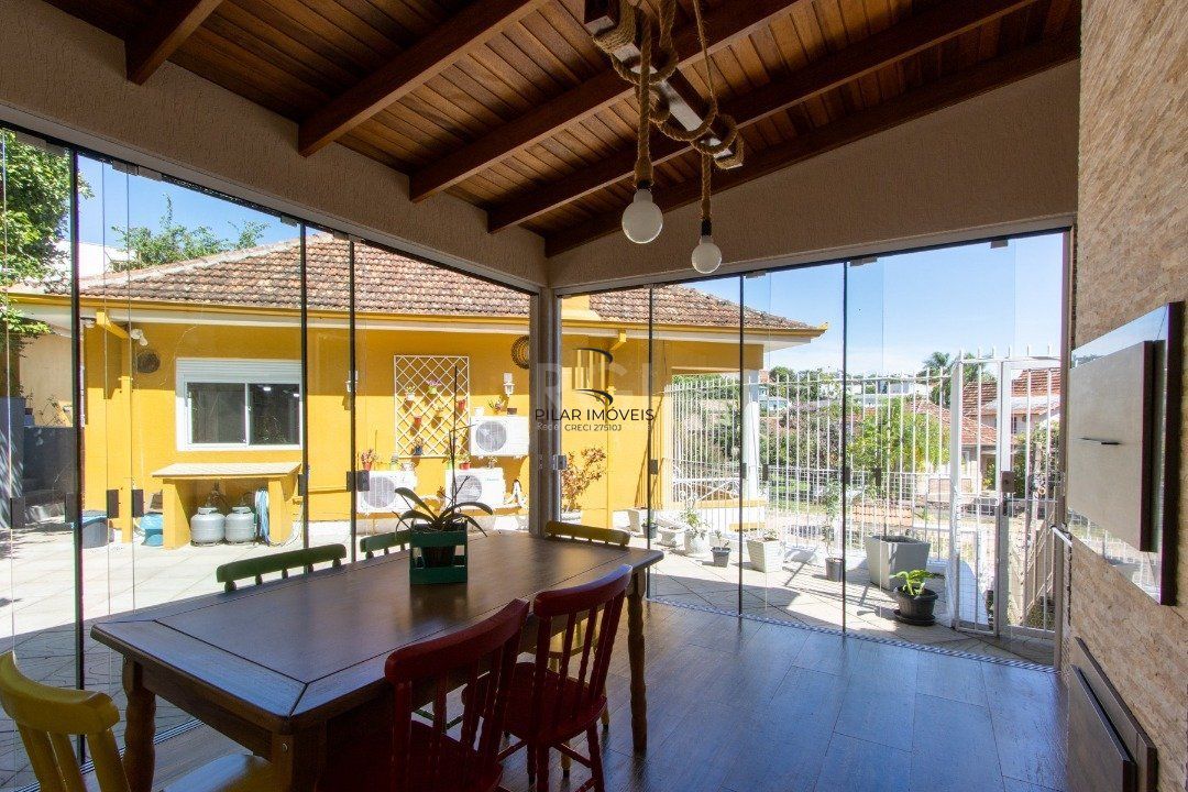 Sobrado à venda no Bairro Medianeira, reformado, 3 quartos, lareira, churrasqueira, 3 vagas