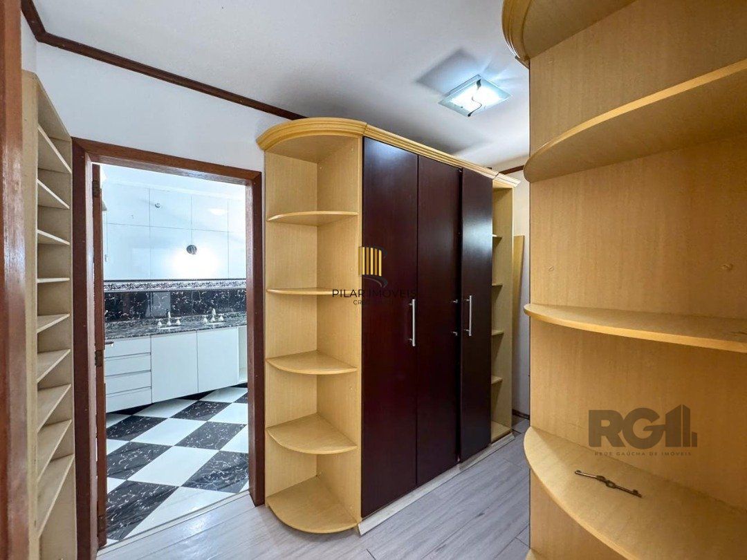 Com 4 suítes espaçosas, incluindo uma master com closet,