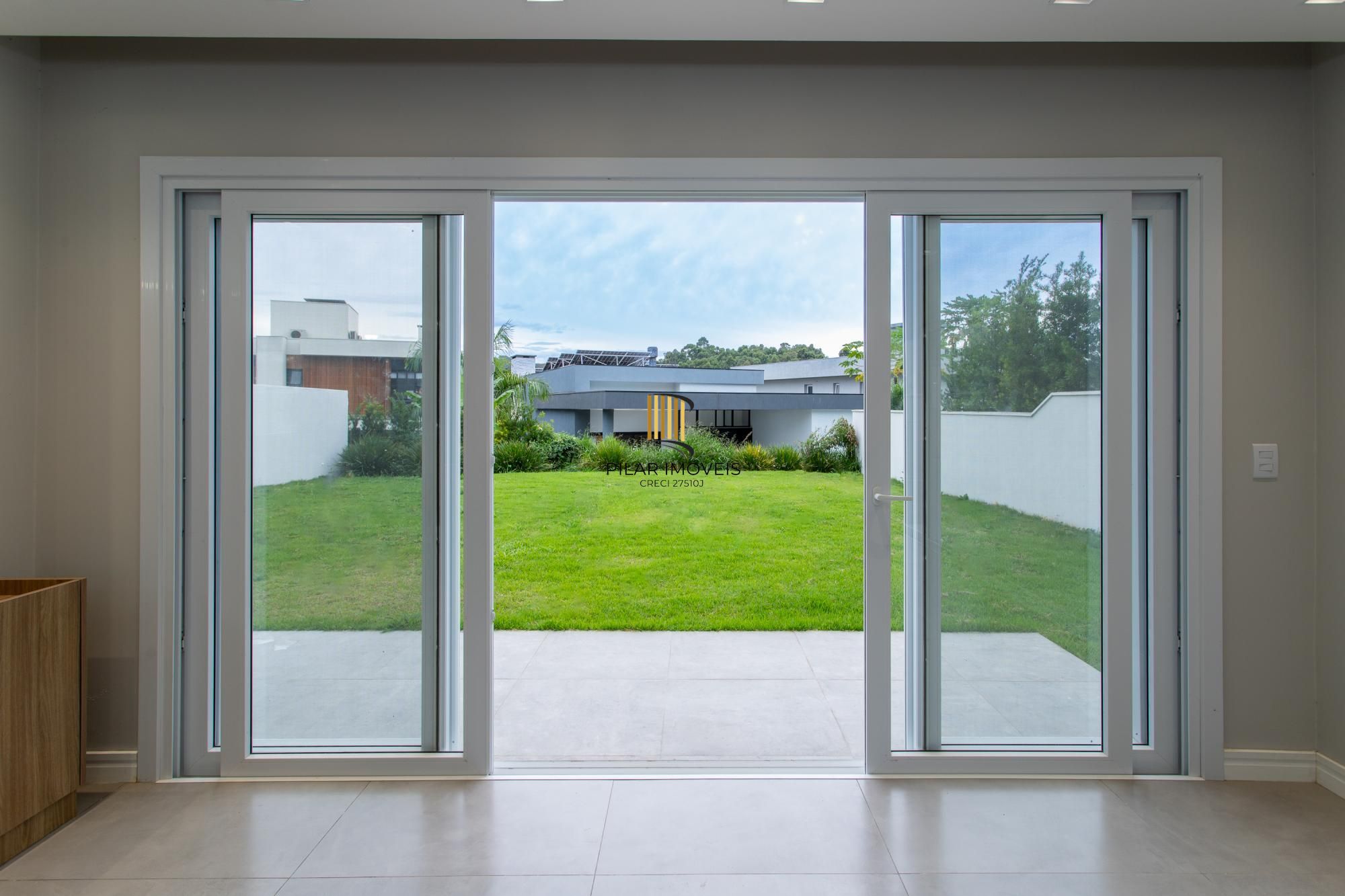 Casa Condominio para Venda - 300m², 3 dormitórios, sendo 3 suites, 2 vagas - Alphaville