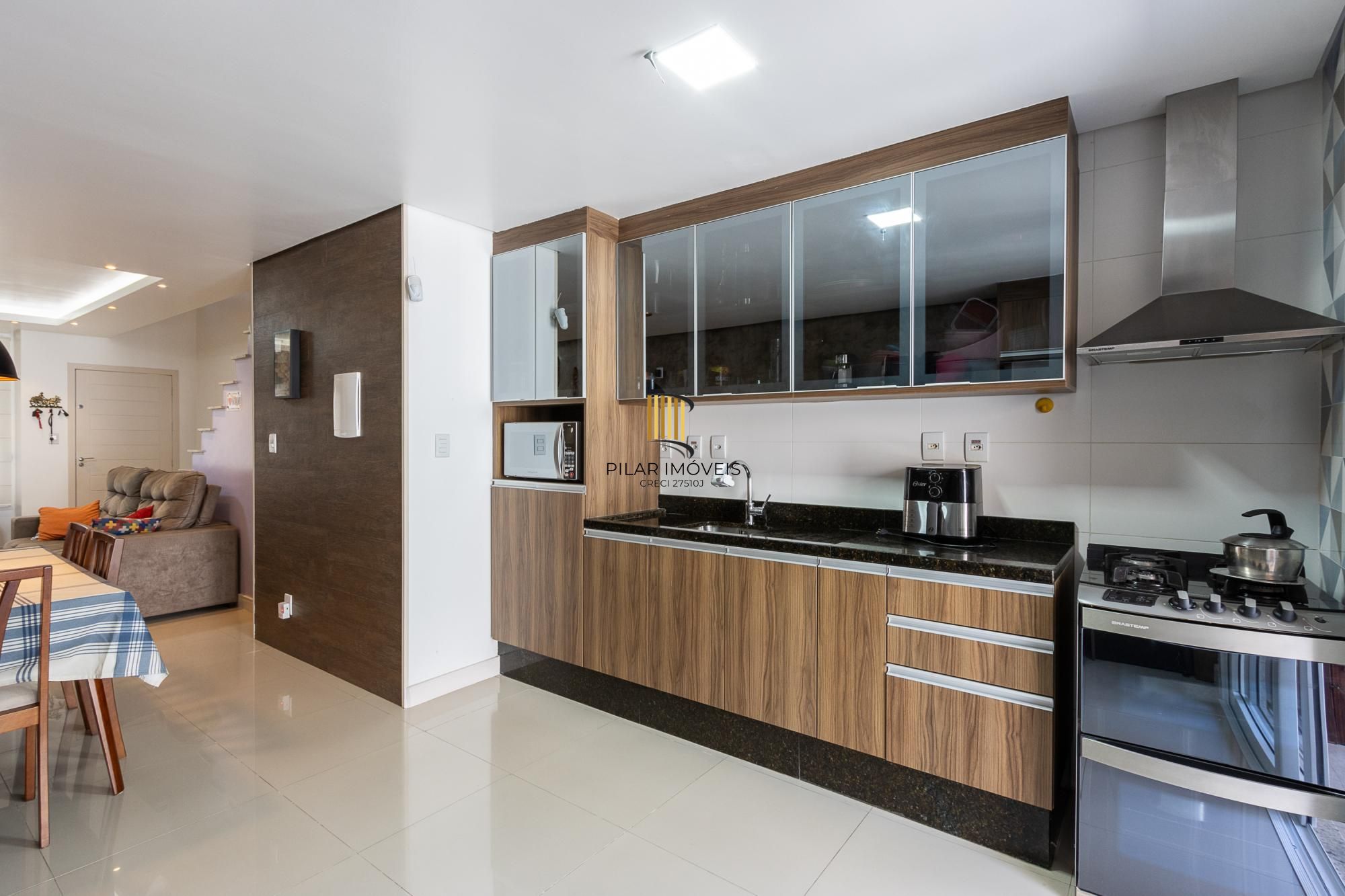 Sobrado com 2 suites e 2 vagas de garagem - Bairro Guarujá