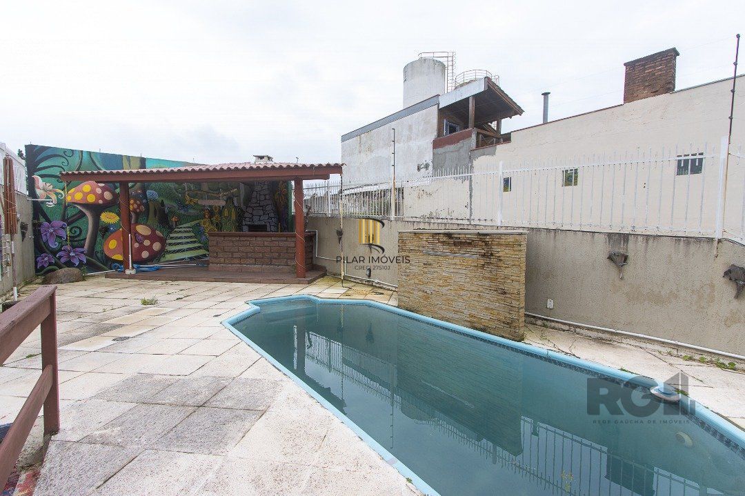 Casa de alvenaria, 3 dormitórios, 1 suíte e pátio com piscina, bairro Espírito Santo.
