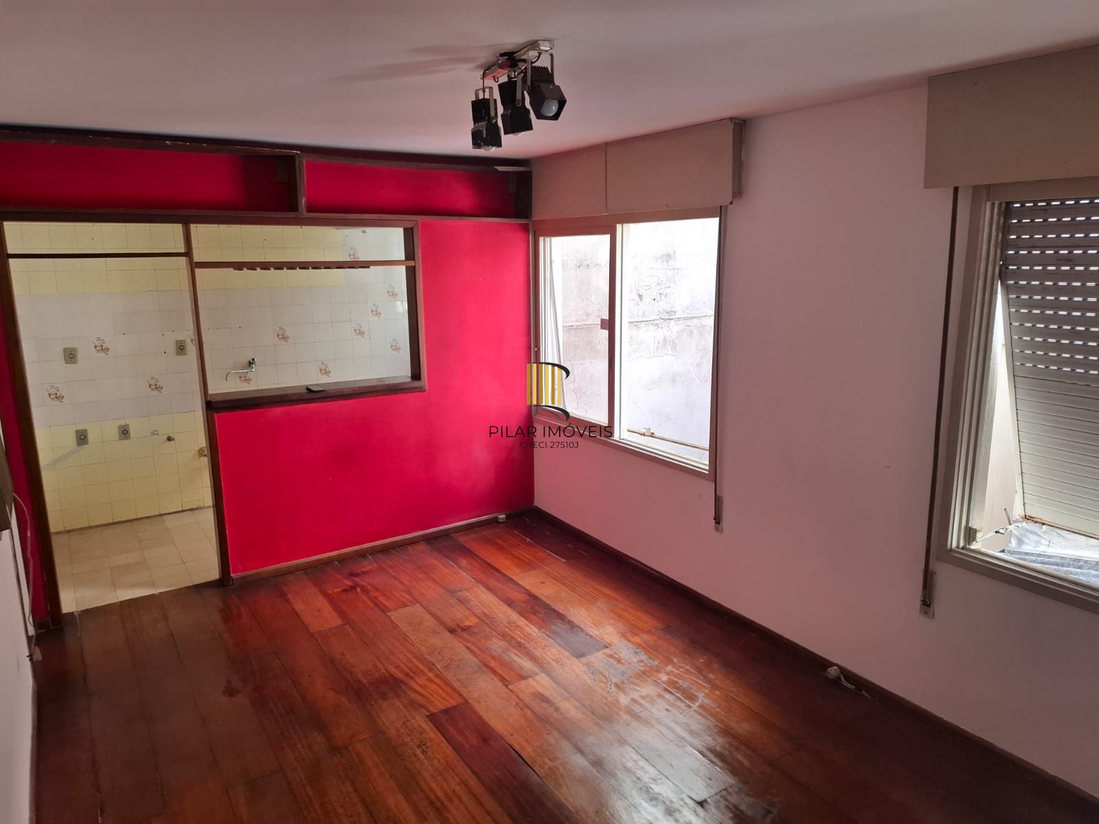 JK / Sala & Dormitório ( desocupado ) com ampla e boa cozinha