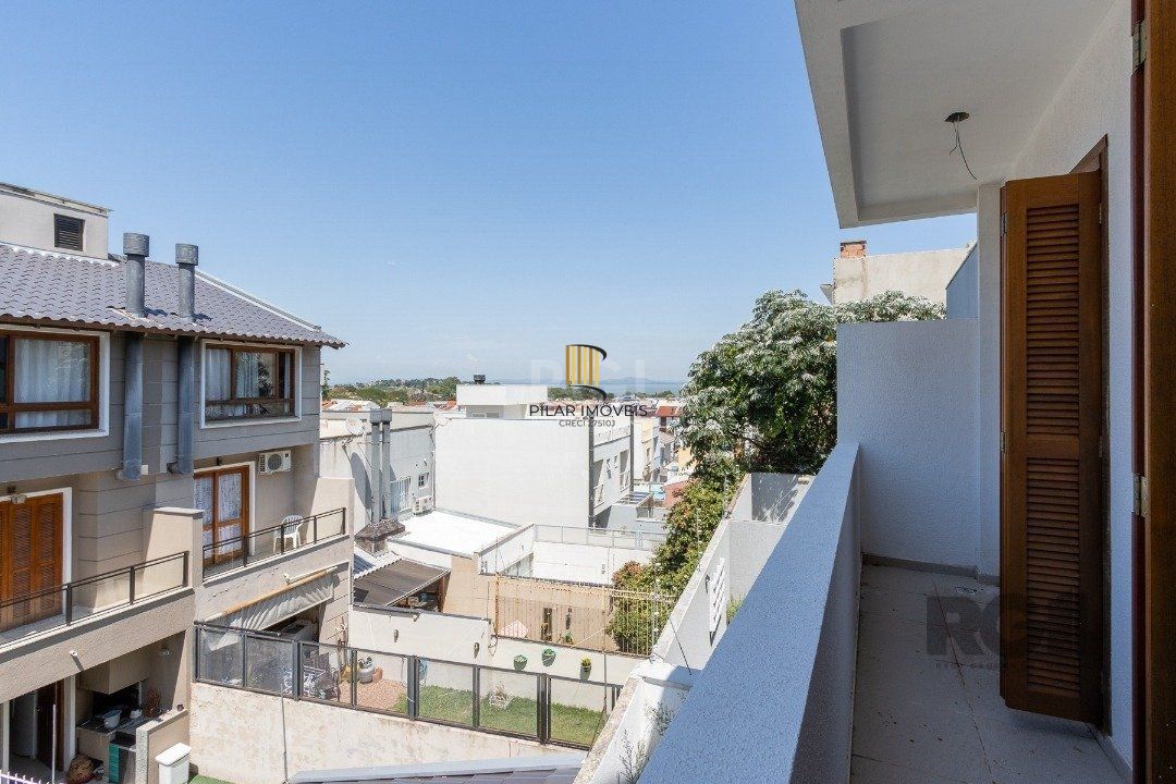 Casa 3 dormitórios no bairro Guarujá
