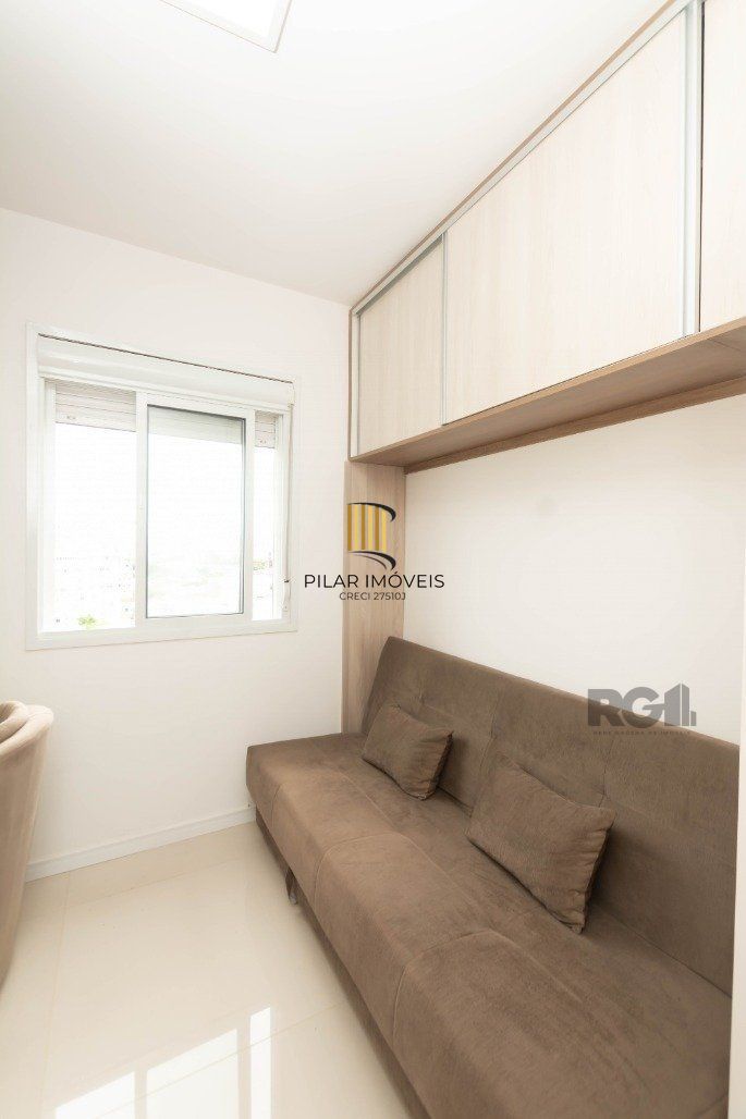 Apartamento andar alto que possui 2 dormitórios, sendo 1 súite, living para 2 ambientes, cozinha mobiliada, banheiro auxiliar