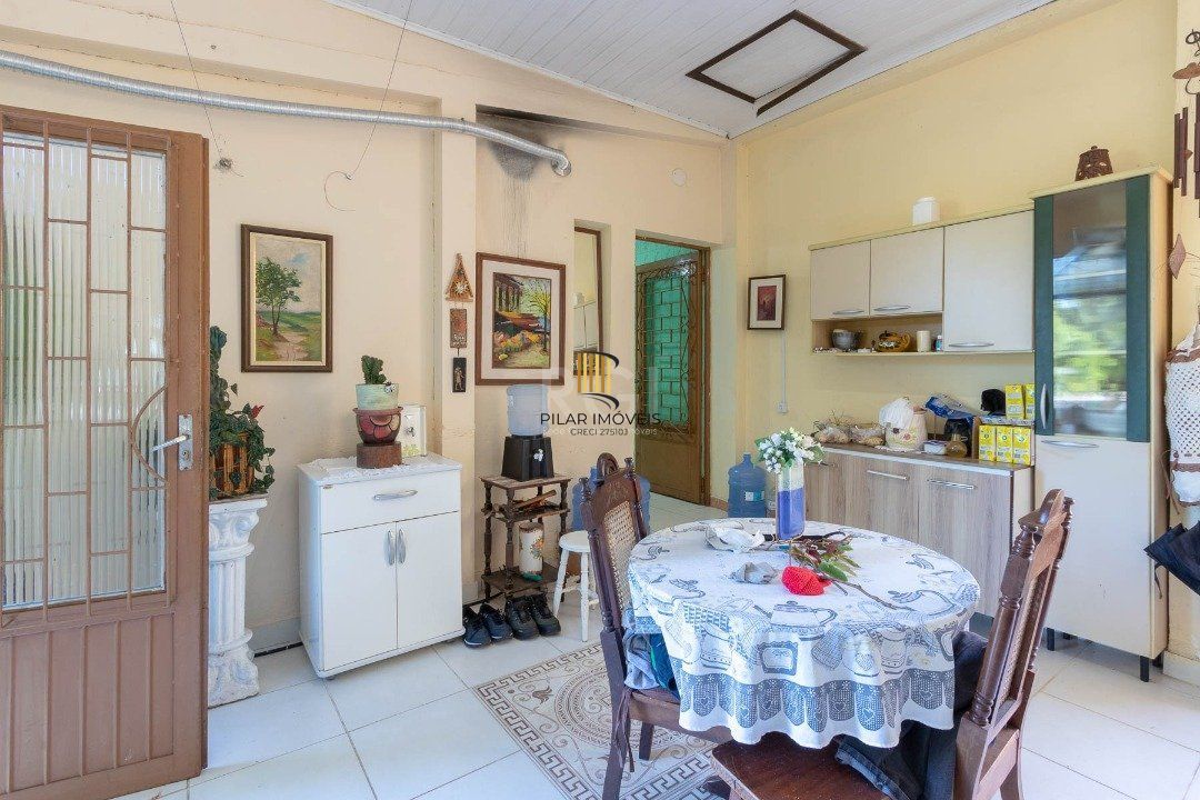 Casa para Venda - 370m², 4 dormitórios, sendo 1 suites, 6 vagas - Lomba do Pinheiro