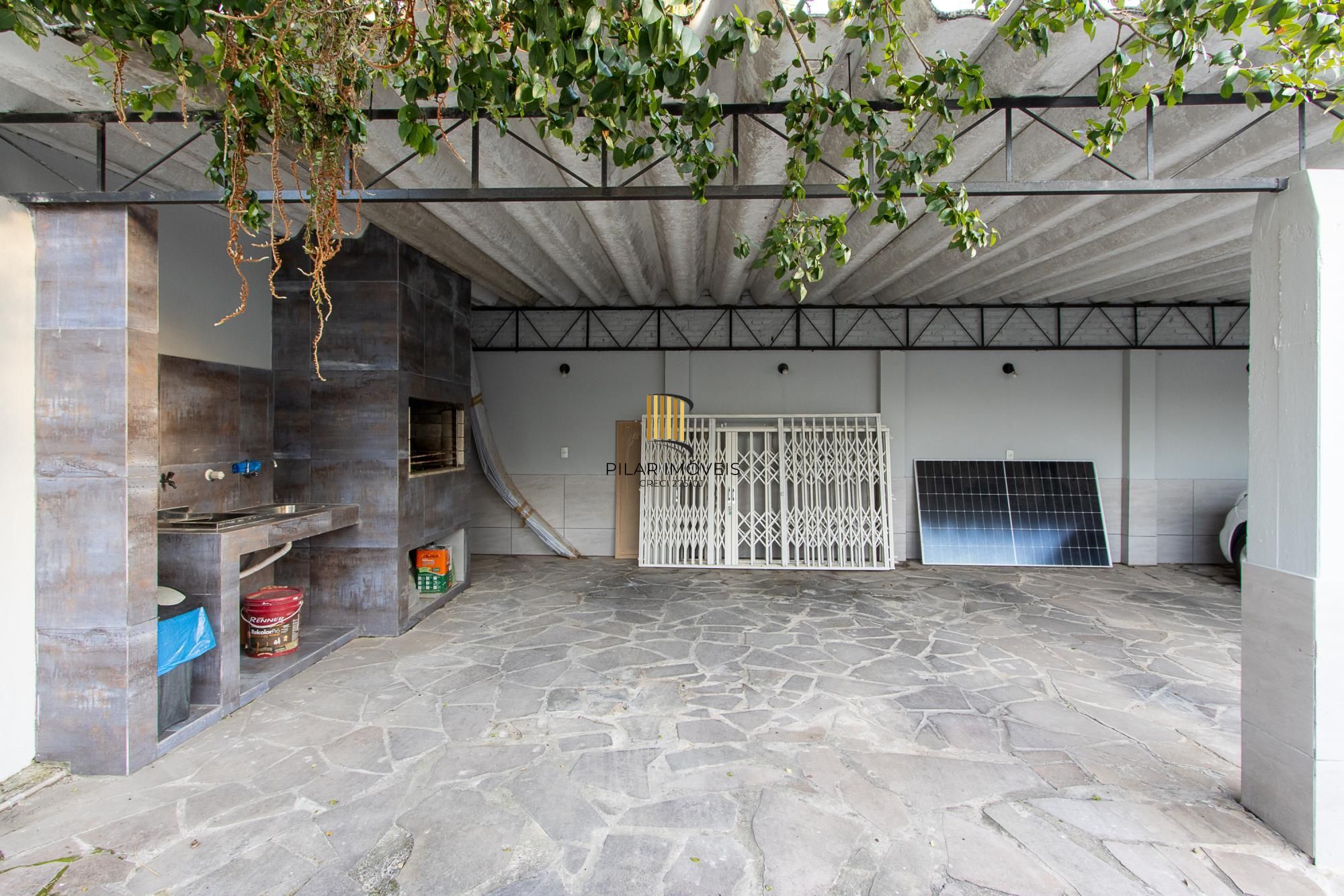 Casa de condomínio, 3 dormitórios, 1 suíte, 1 vaga coberta, no bairro Cristal.