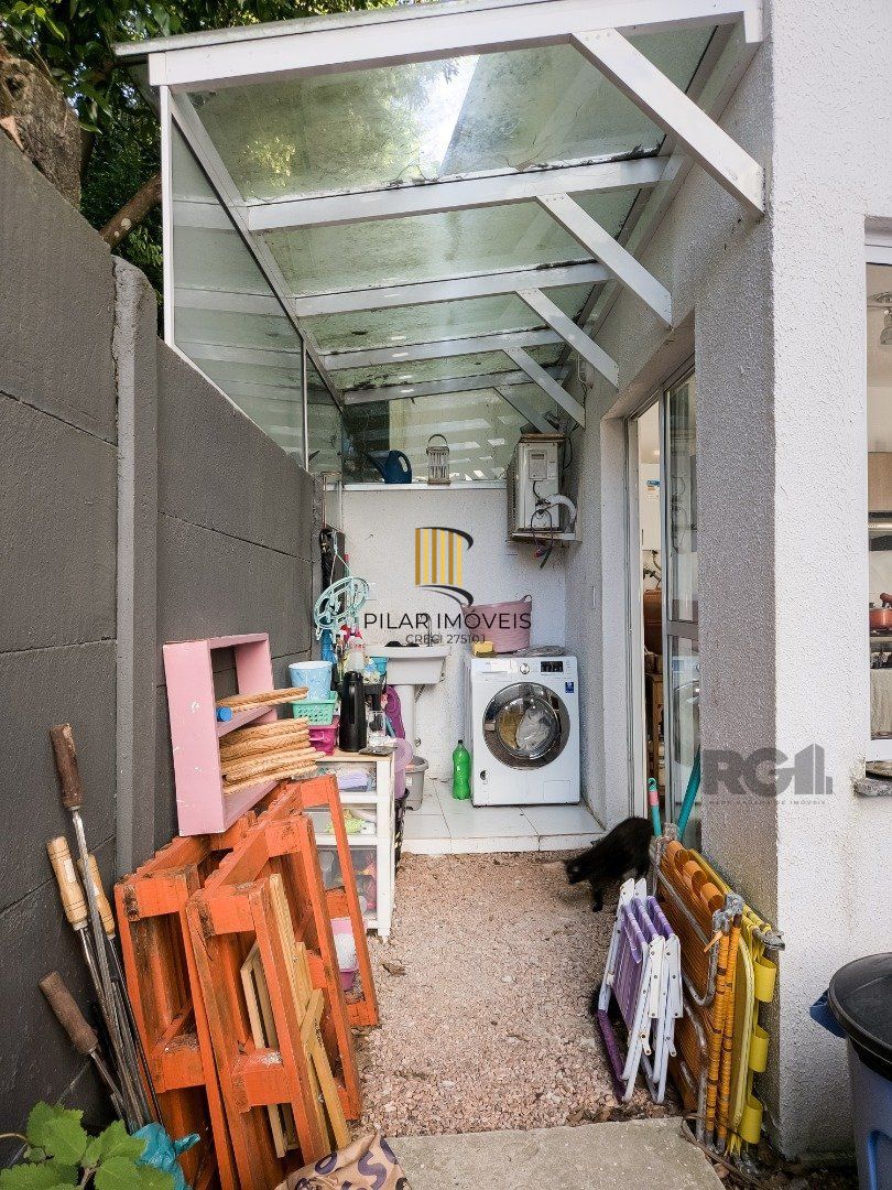 Living em dois ambientes com cozinha americana, lavabo, pátio, lavanderia. o3 dormitórios sendo 01 suíte, banheiro social e sótão. Duas vagas de  garagem.