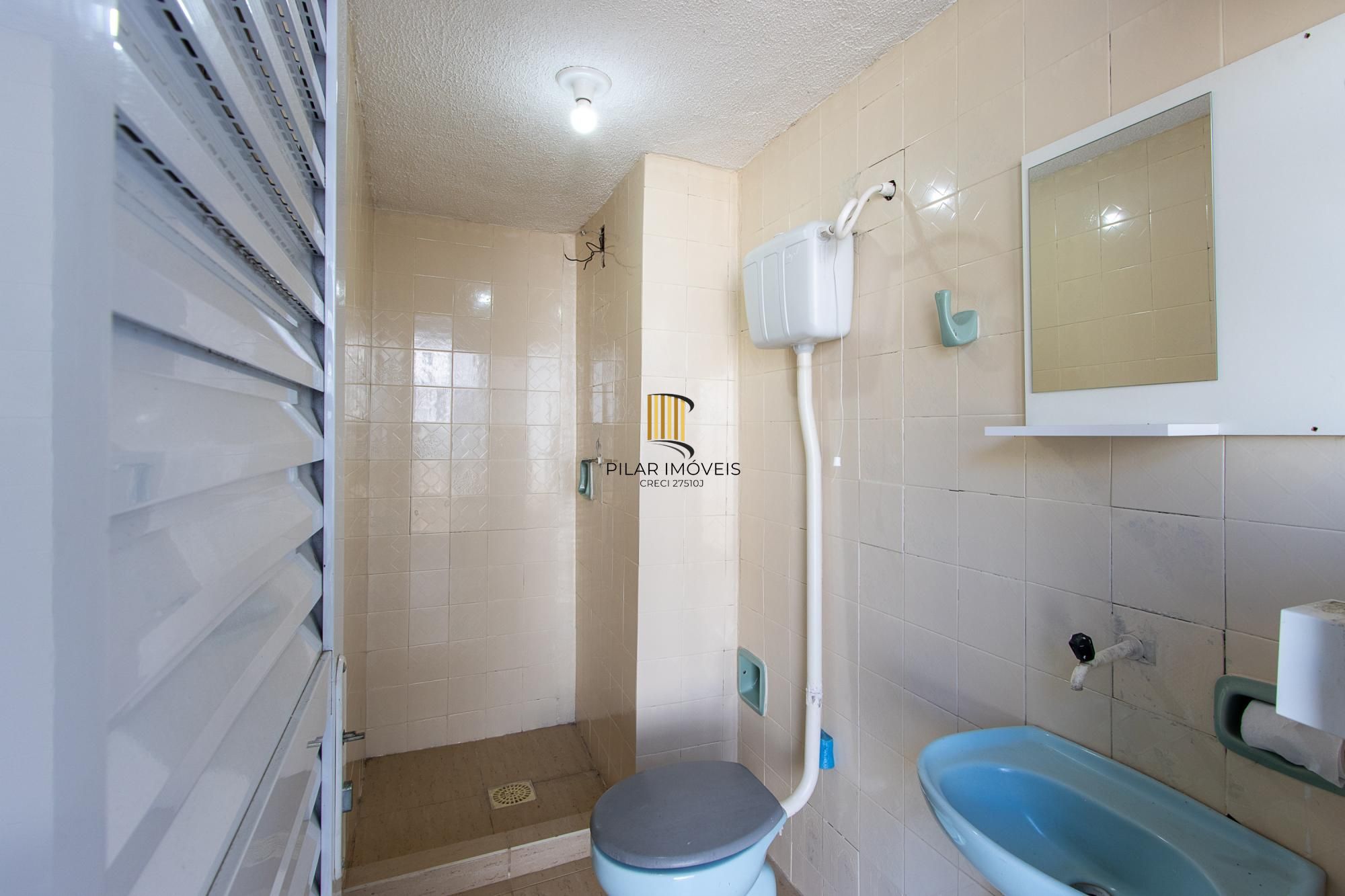 Casa de alvenaria, com 3 quartos, 1 suíte e 3 vagas de garagem.