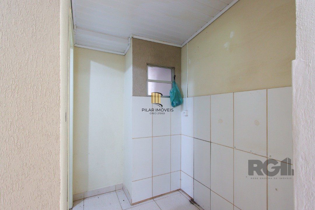 Casa com 109m² de área privativa, possui 02 dormitórios, living para 2 ambientes, cozinha, 2 banheiros