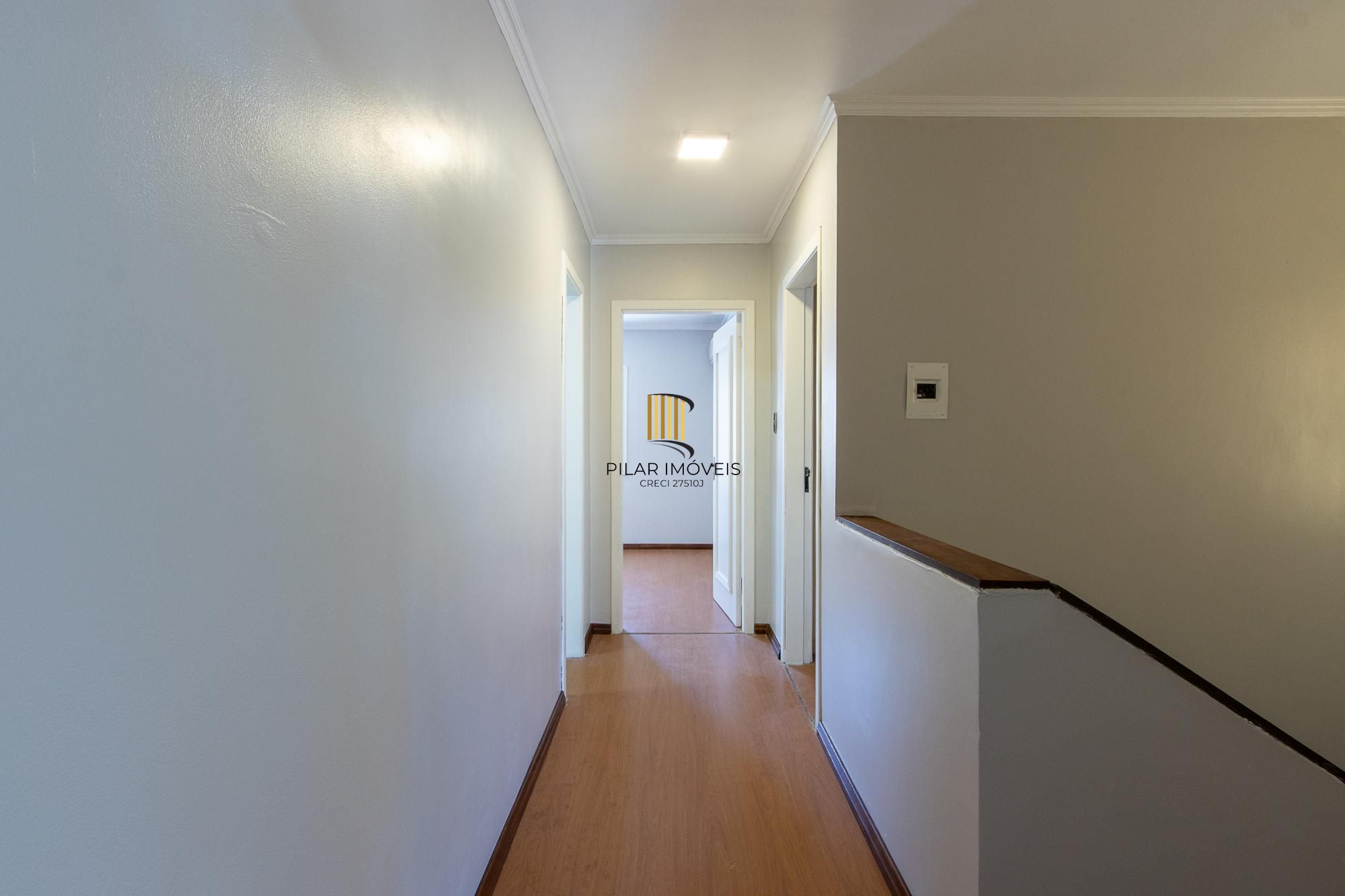 Casa de alvenaria, com 3 quartos, 1 suíte e 3 vagas de garagem.