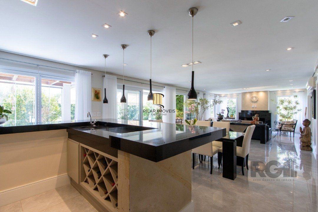 Excelente residência no Condomínio Terra Ville com aproximadamente 474,74m² privativos.