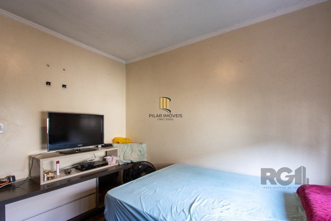 Apartamento com 70m² de área privativa, possui 3 dormitórios, sala para 2 ambientes, banheiro social, cozinha com móveis planejados e área de serviço.